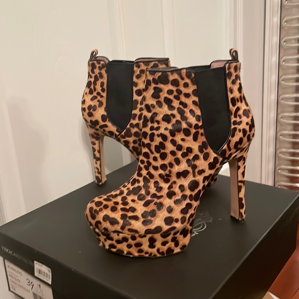Booties Vince Camuto leopard size 7m